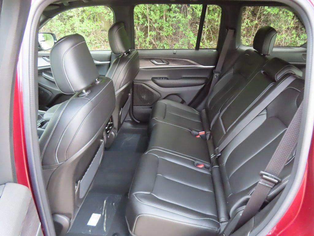 New 2025 Jeep Grand Cherokee Limited w/ Luxury Tech Group II image 24