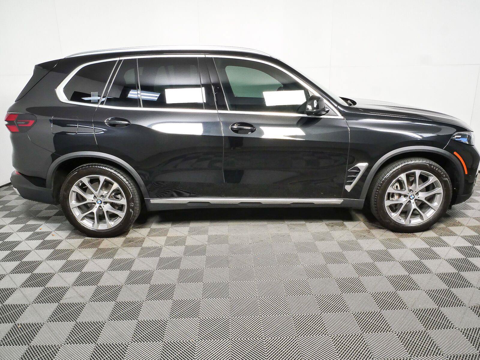 Used 2024 BMW X5 xDrive40i w/ Premium Package AWD/4WD image 2