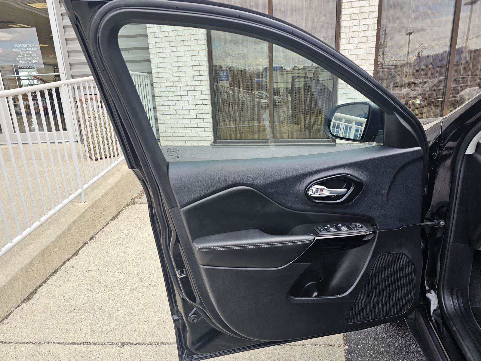 Used 2023 Jeep Cherokee Altitude Lux image 18