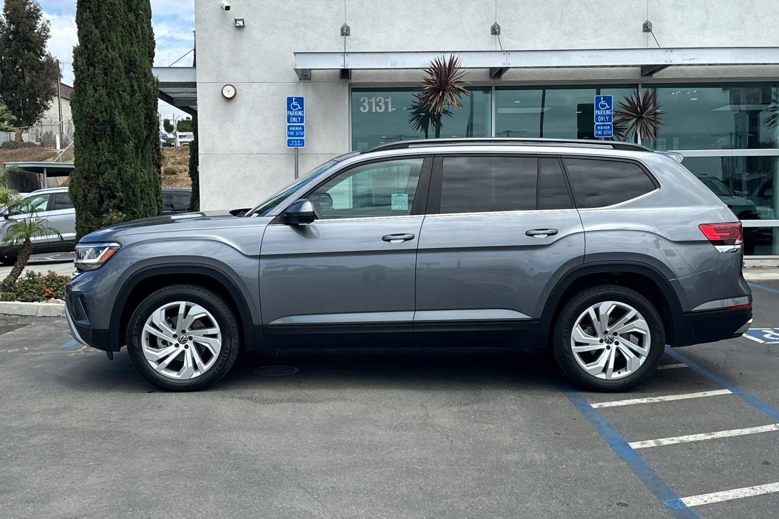 Used 2023 Volkswagen Atlas SE w/ Panoramic Sunroof Package FWD image 7