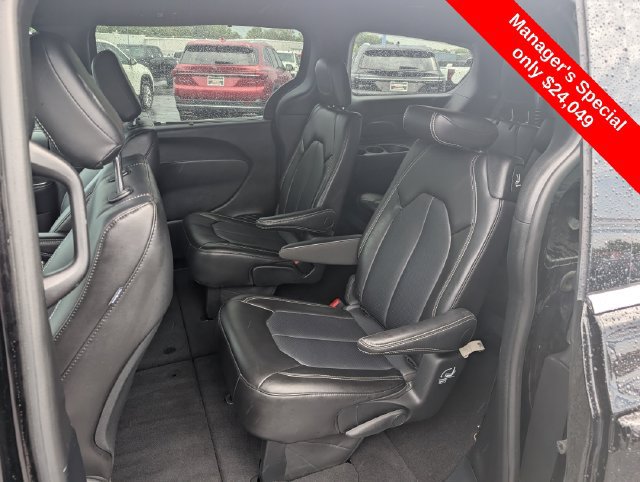 Used 2025 Chrysler Pacifica Select FWD image 9
