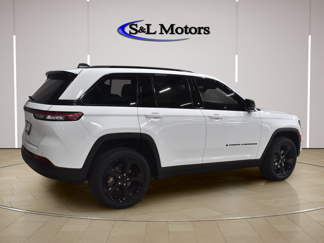 Used 2024 Jeep Grand Cherokee Altitude AWD/4WD image 8