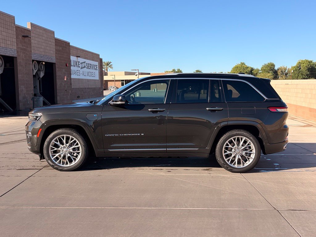 Used 2023 Jeep Grand Cherokee Summit w/ Advanced Protech Group IV AWD/4WD image 11