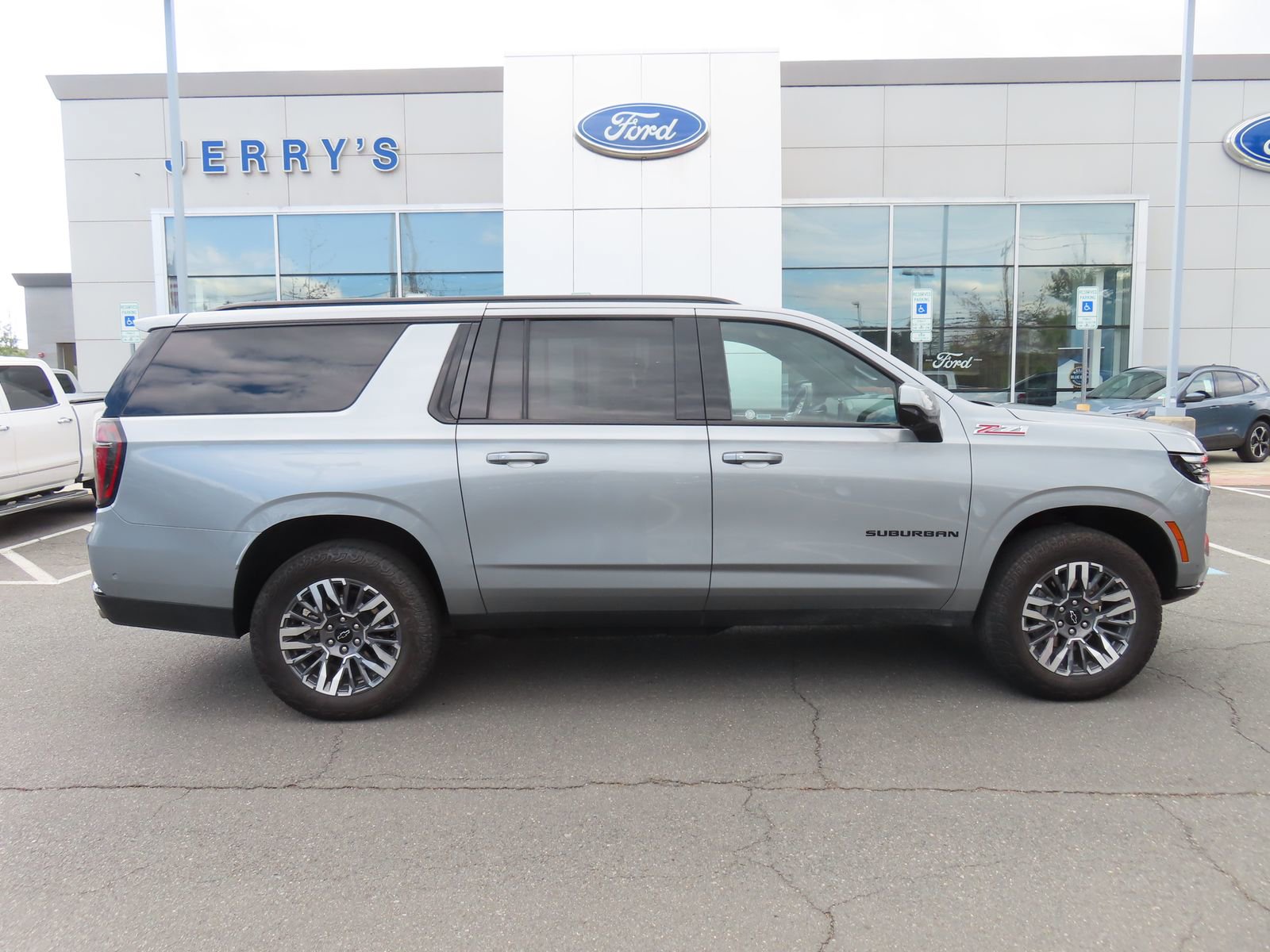 Used 2025 Chevrolet Suburban Z71 image 4