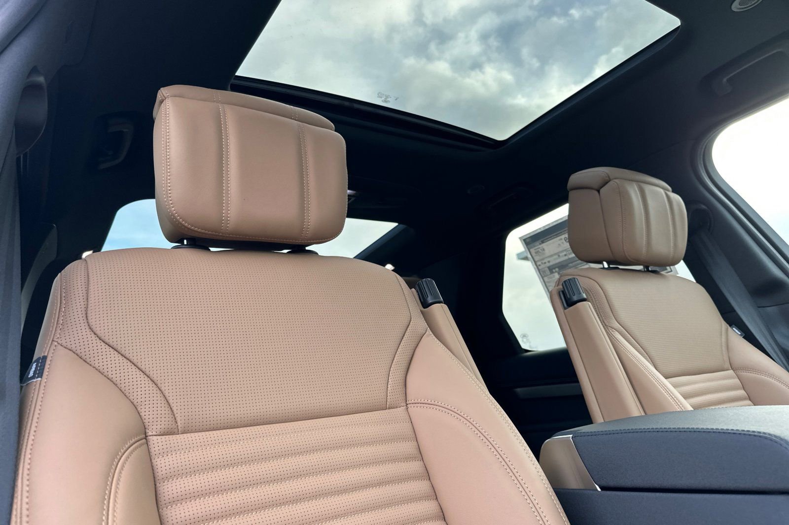 New 2025 Land Rover Discovery Dynamic SE AWD/4WD image 16