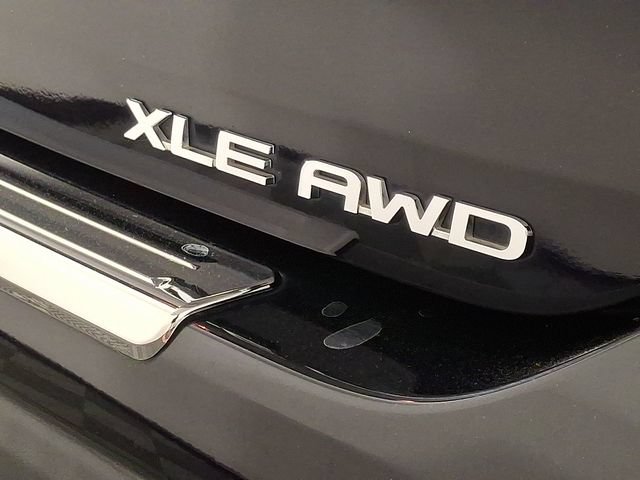 Used 2020 Toyota Highlander XLE AWD/4WD image 32
