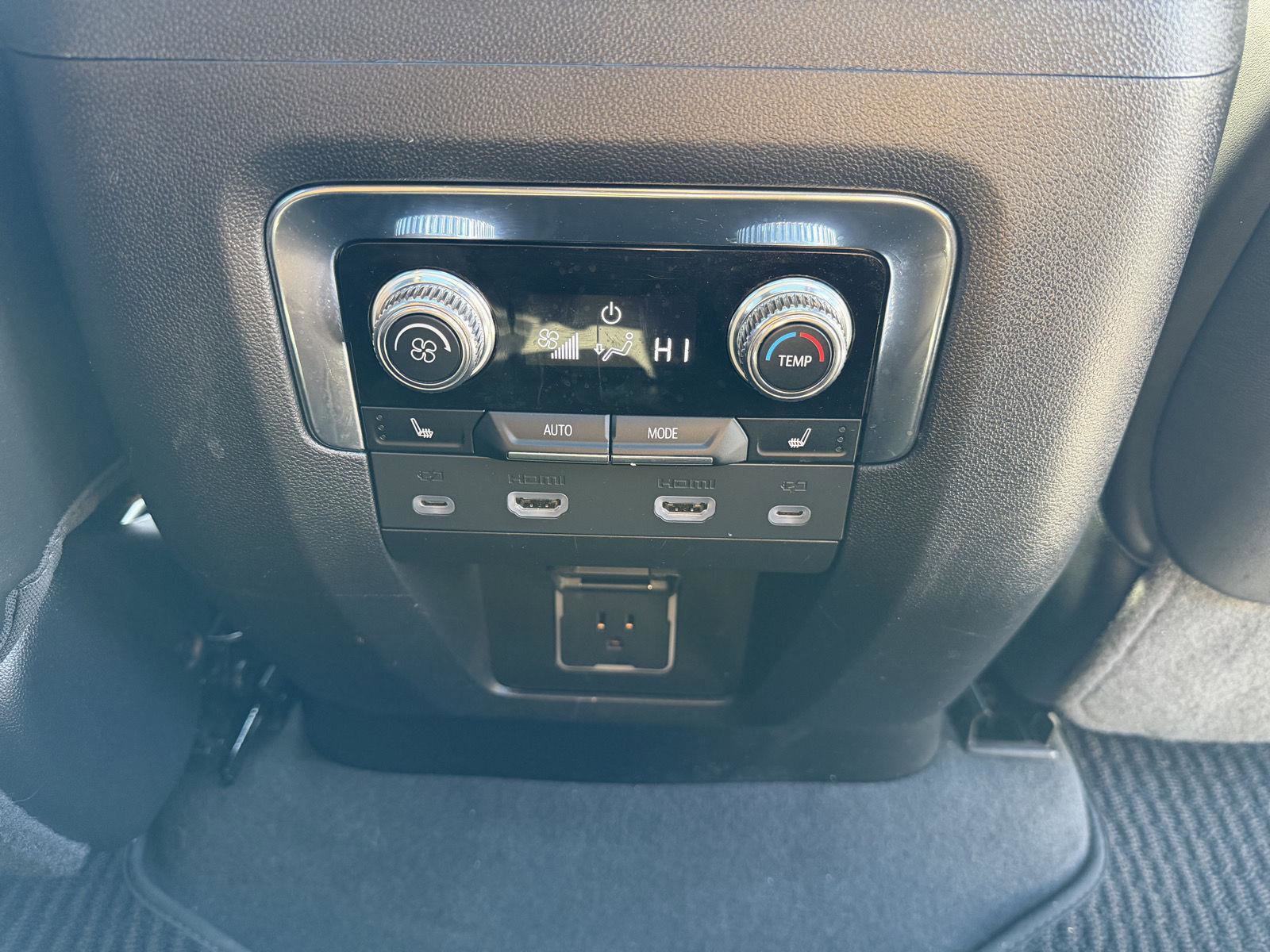 Used 2023 GMC Yukon Denali Ultimate image 12