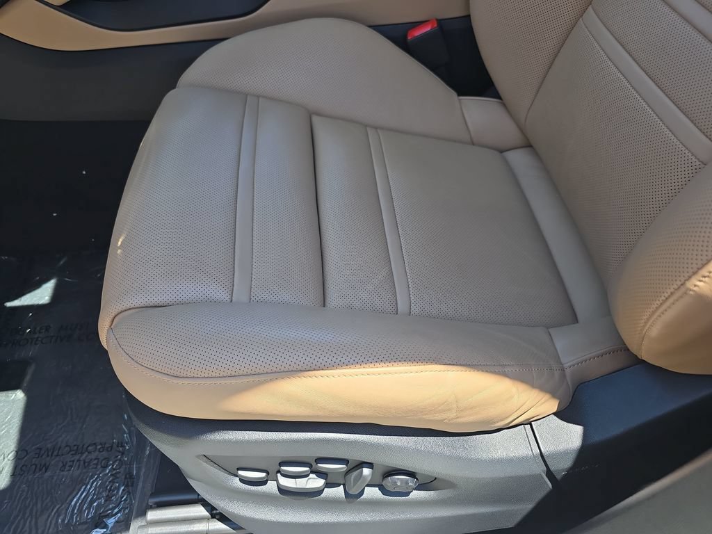 Certified 2024 Porsche Cayenne AWD/4WD image 32