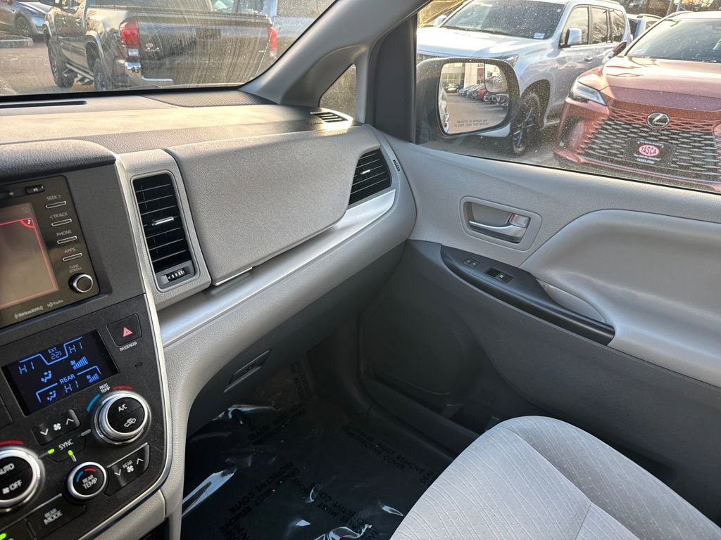 Used 2018 Toyota Sienna LE image 29