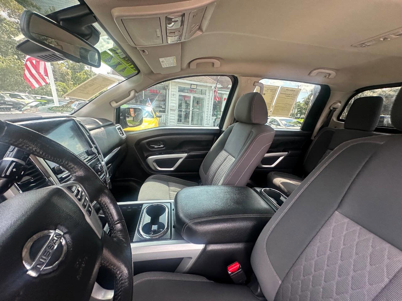 Used 2021 Nissan Titan SV w/ SV Convenience Package image 11