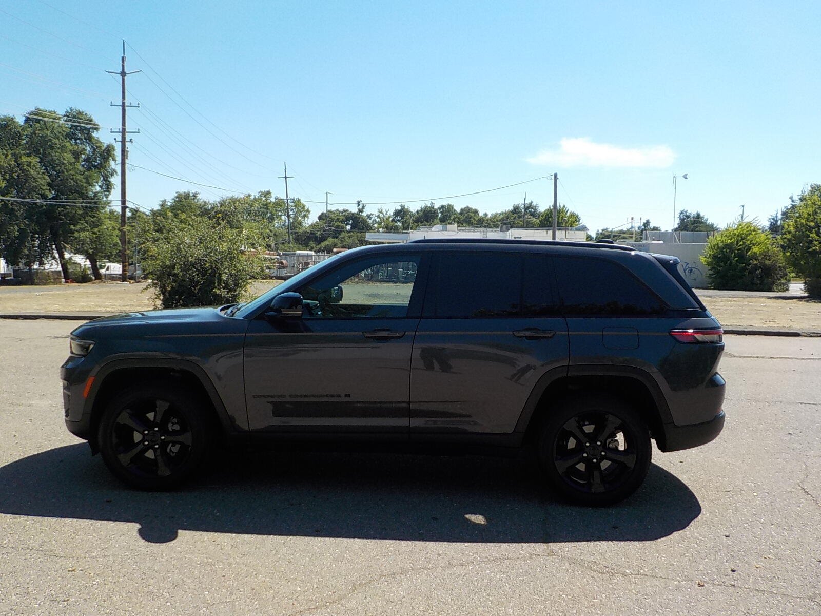Used 2024 Jeep Grand Cherokee Altitude AWD/4WD image 7