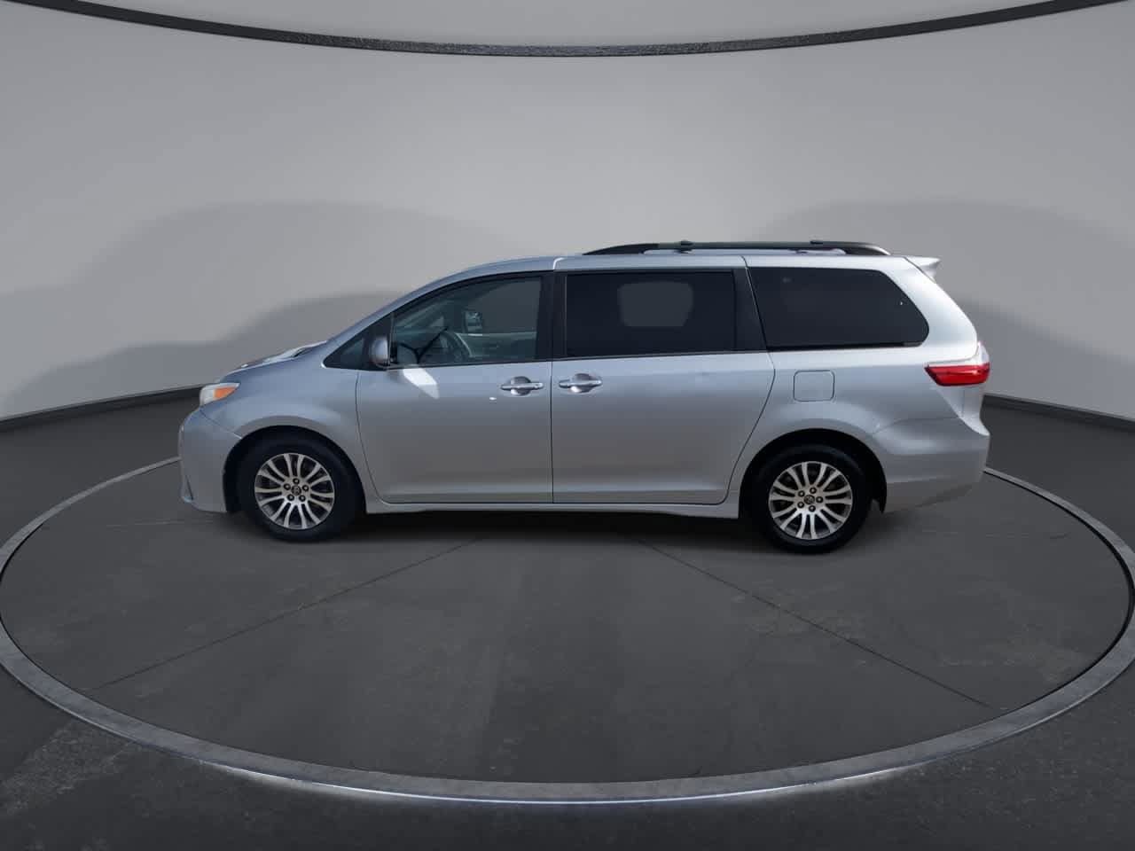 Certified 2018 Toyota Sienna XLE FWD image 5