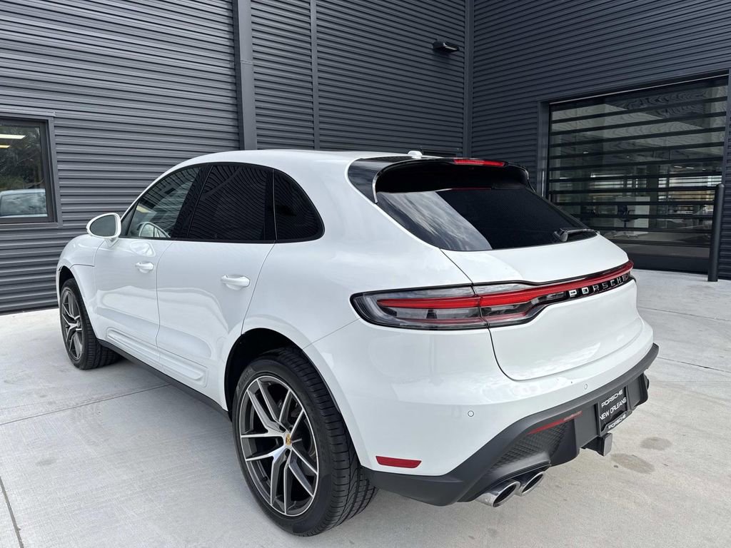 Certified 2025 Porsche Macan image 3