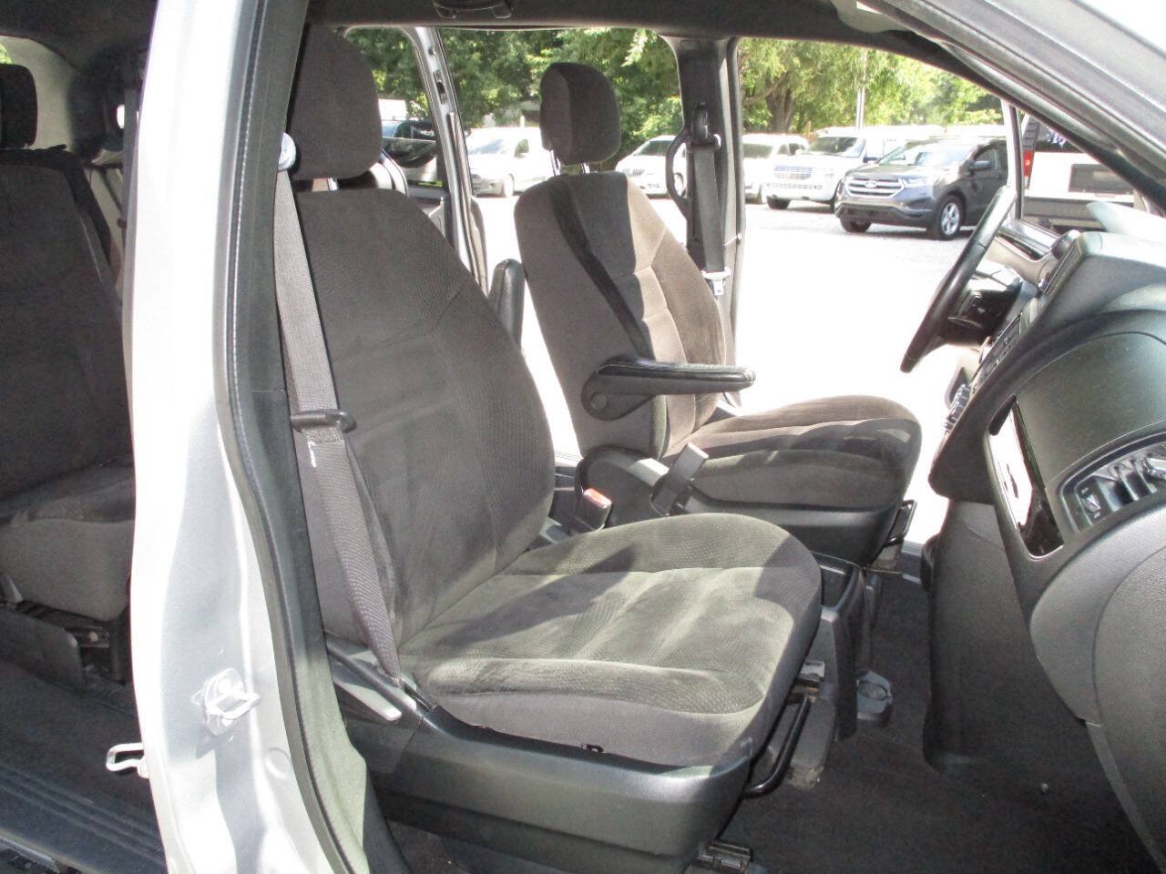 Used 2018 Dodge Grand Caravan SE FWD image 23