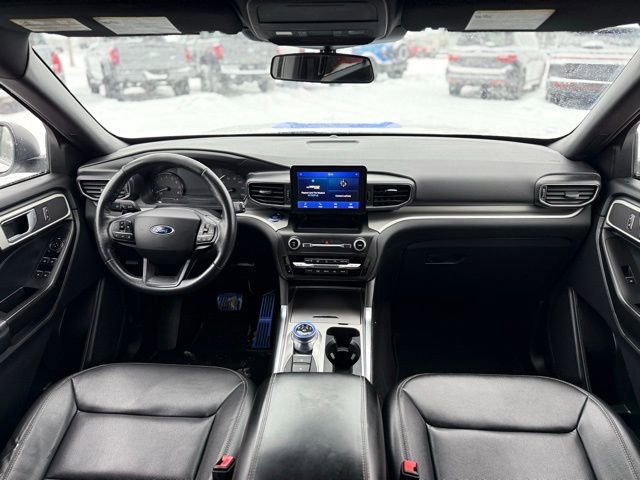 Used 2020 Ford Explorer XLT w/ Equipment Group 202A image 3