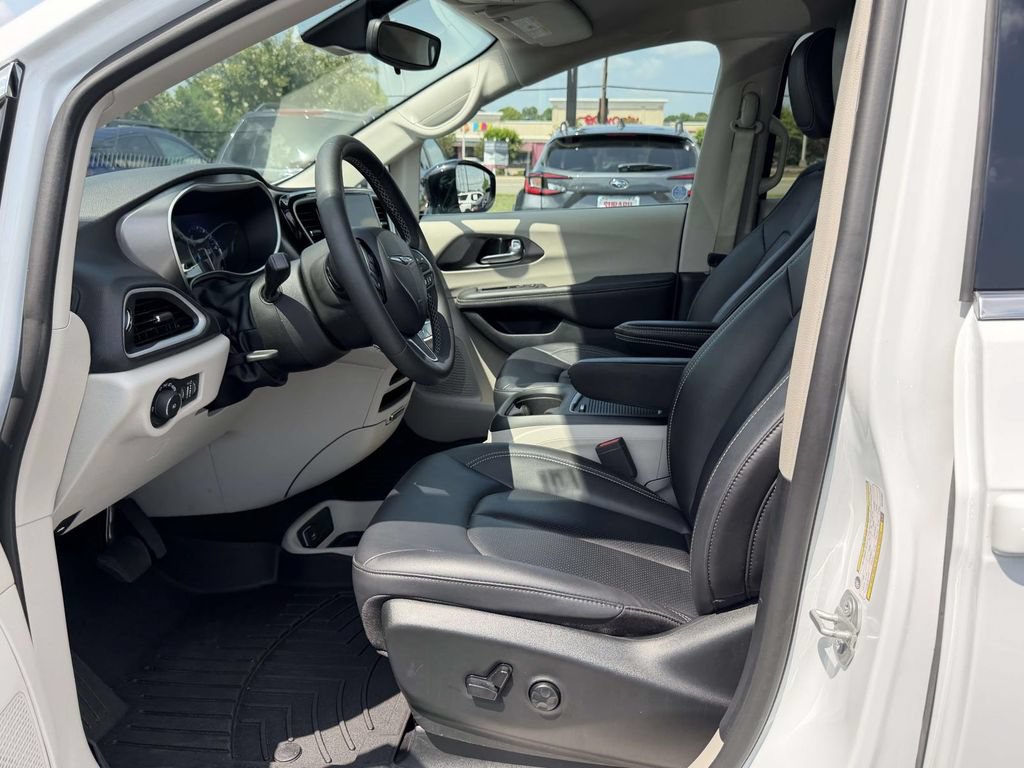 Used 2024 Chrysler Pacifica Touring-L FWD image 17