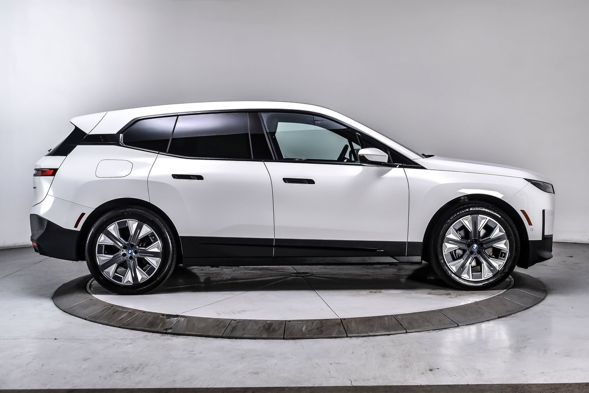 Used 2024 BMW iX xDrive50 w/ Premium Package AWD/4WD image 7