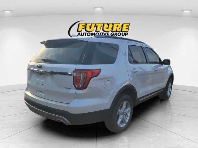 Used 2017 Ford Explorer XLT w/ Equipment Group 202A AWD/4WD image 3