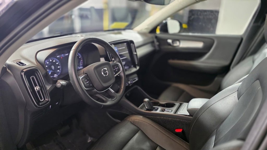 Used 2021 Volvo XC40 T5 Momentum w/ Climate Package image 16