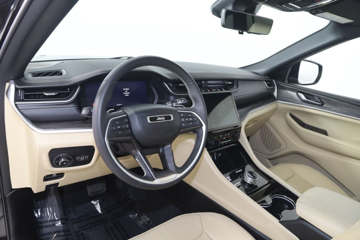 Used 2023 Jeep Grand Cherokee Limited w/ Luxury Tech Group II AWD/4WD image 25