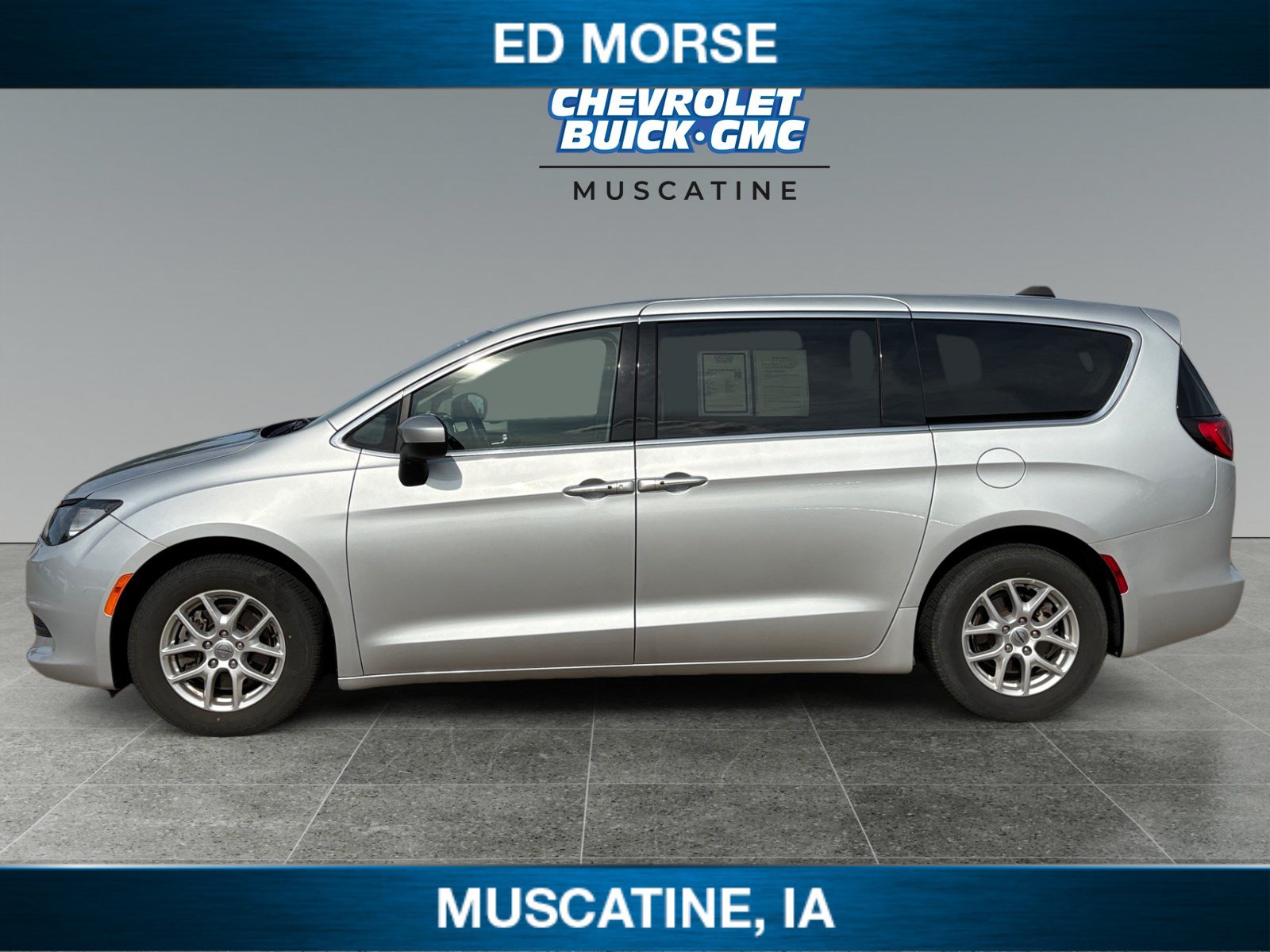 Used 2023 Chrysler Voyager LX FWD image 2