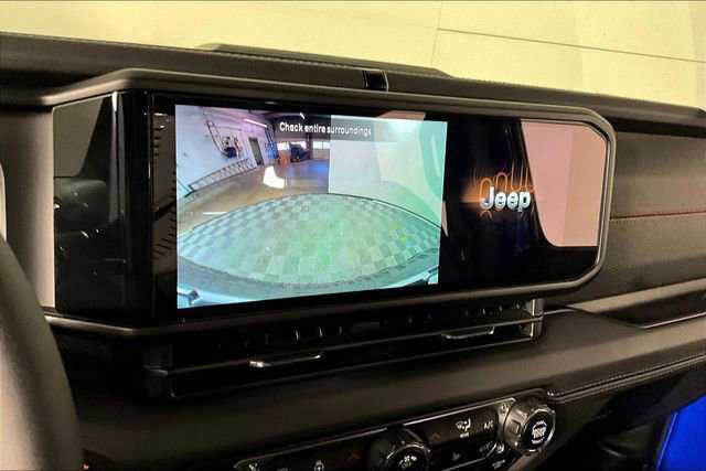 Used 2024 Jeep Wrangler Unlimited Rubicon w/ Capability Package image 13