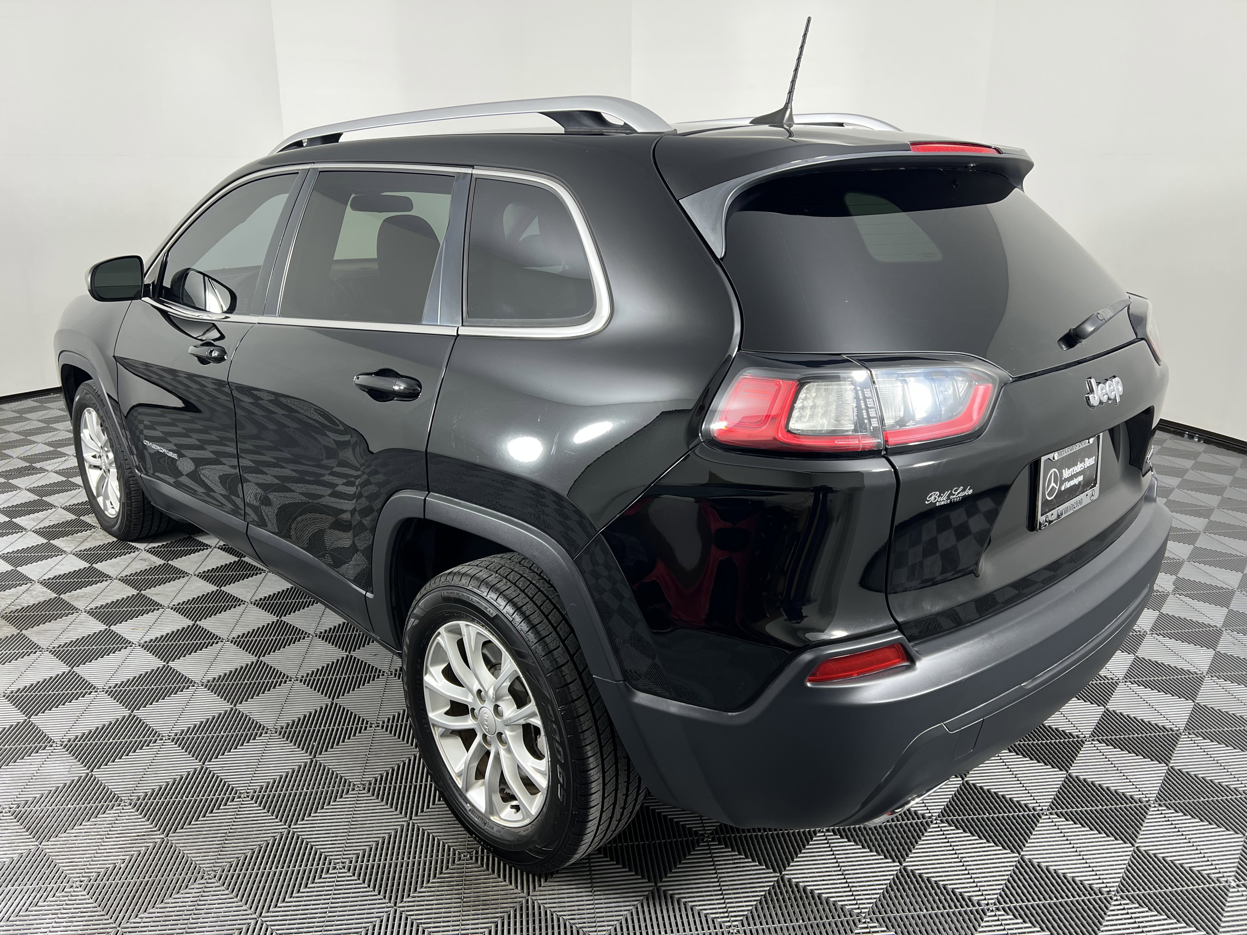 Used 2019 Jeep Cherokee Latitude w/ Popular Appearance Group image 10