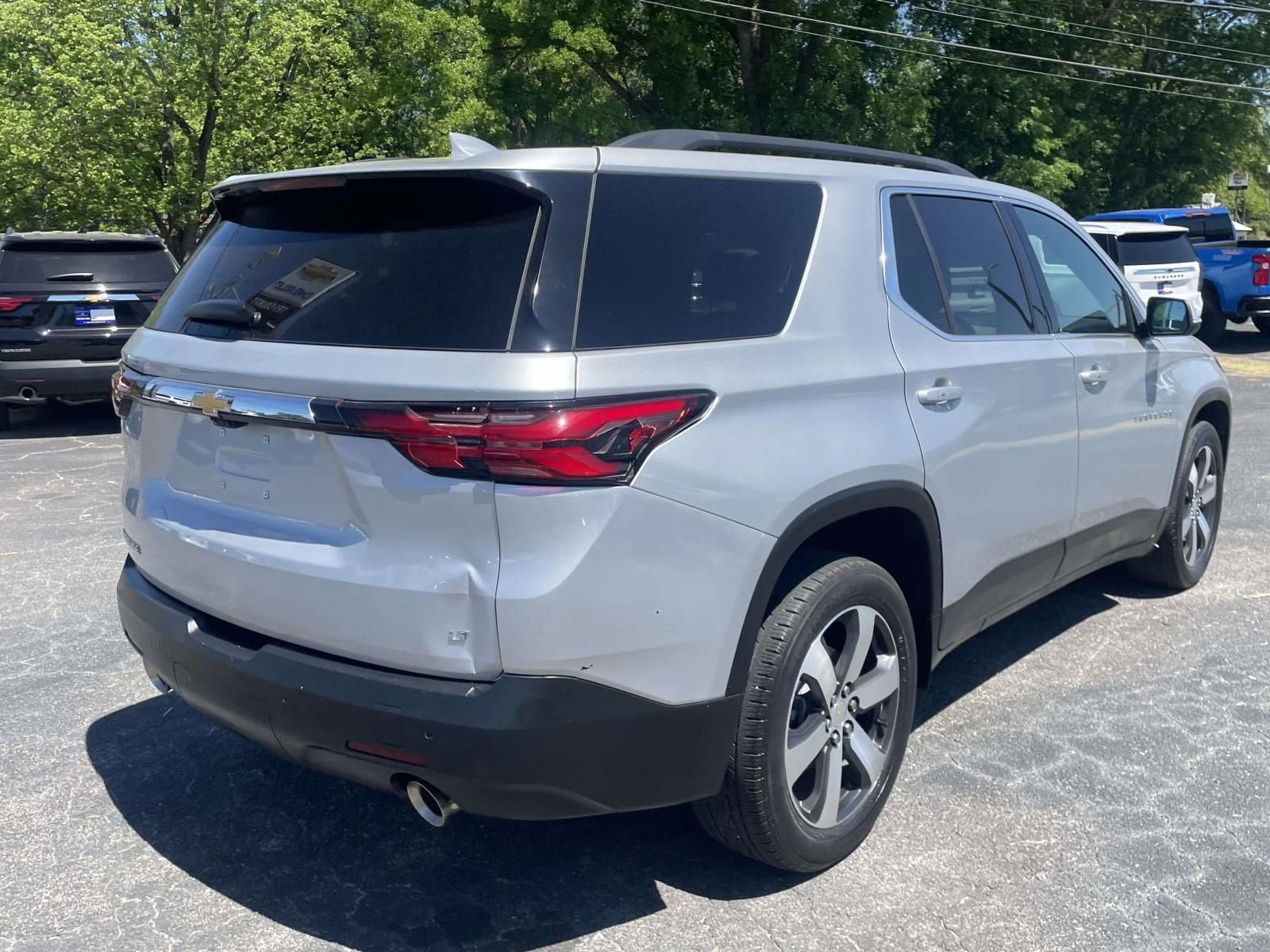 Used 2022 Chevrolet Traverse LT w/ LT Premium Package FWD image 3