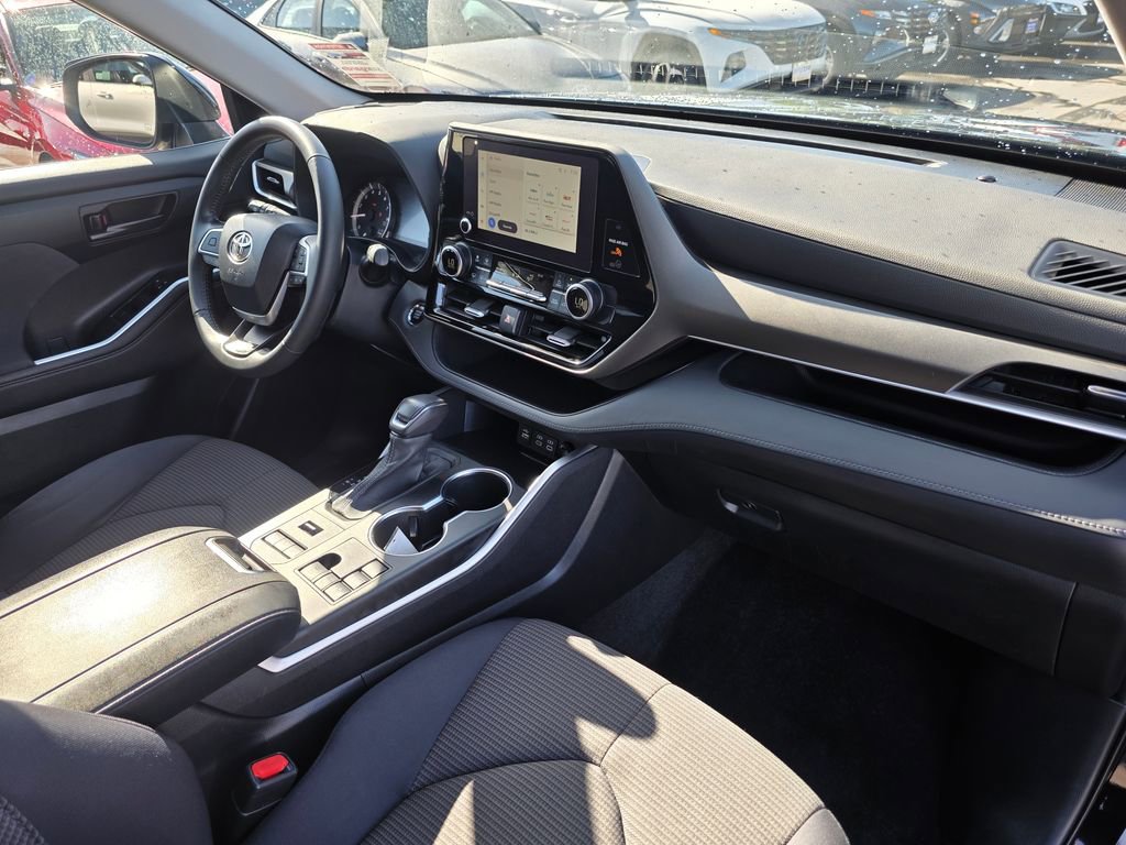 Used 2023 Toyota Highlander LE AWD/4WD image 9