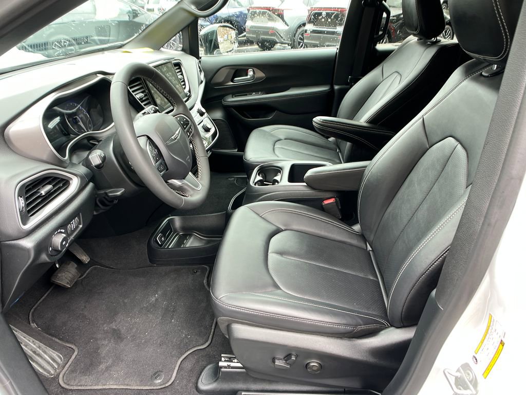 Used 2025 Chrysler Pacifica Select image 9