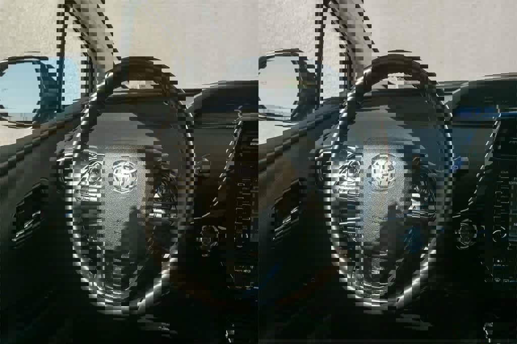 Used 2022 Toyota Prius XLE image 13