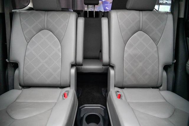 Used 2023 Toyota Highlander Platinum image 3