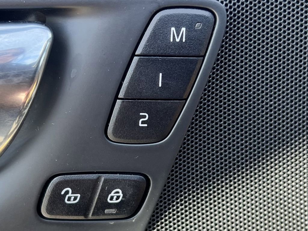 Used 2020 Volvo XC60 T5 Momentum w/ Protection Package Premier image 12