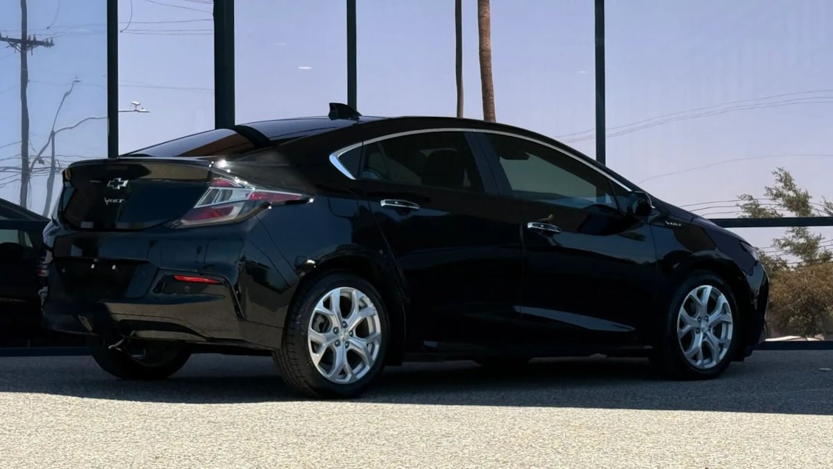 Used 2018 Chevrolet Volt Premier w/ Driver Confidence Package FWD image 12