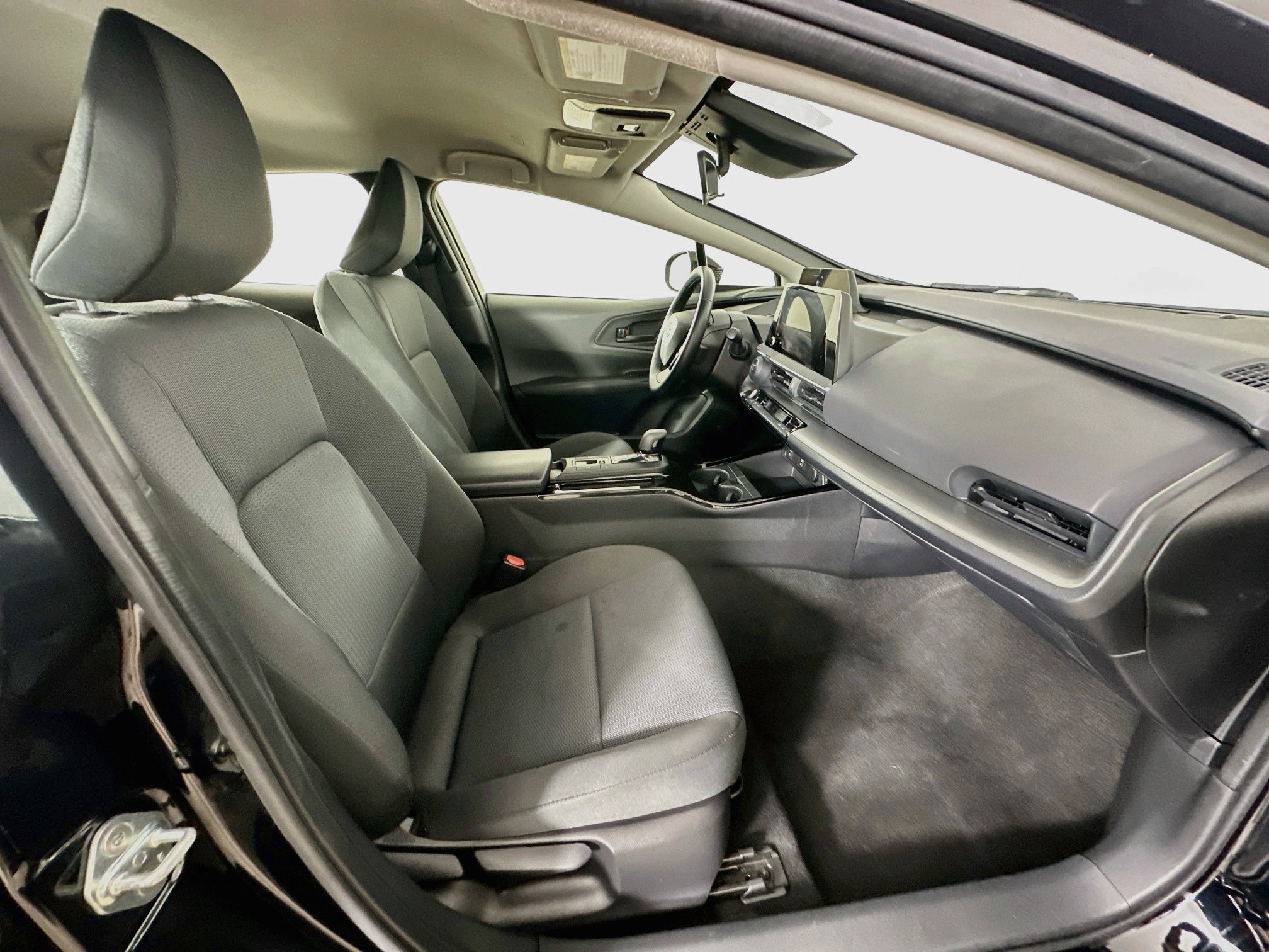 Used 2024 Toyota Prius LE FWD image 30