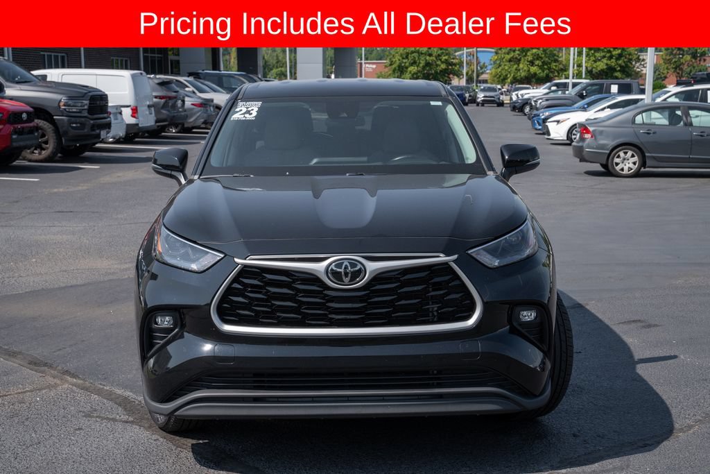 Used 2023 Toyota Highlander LE FWD image 2