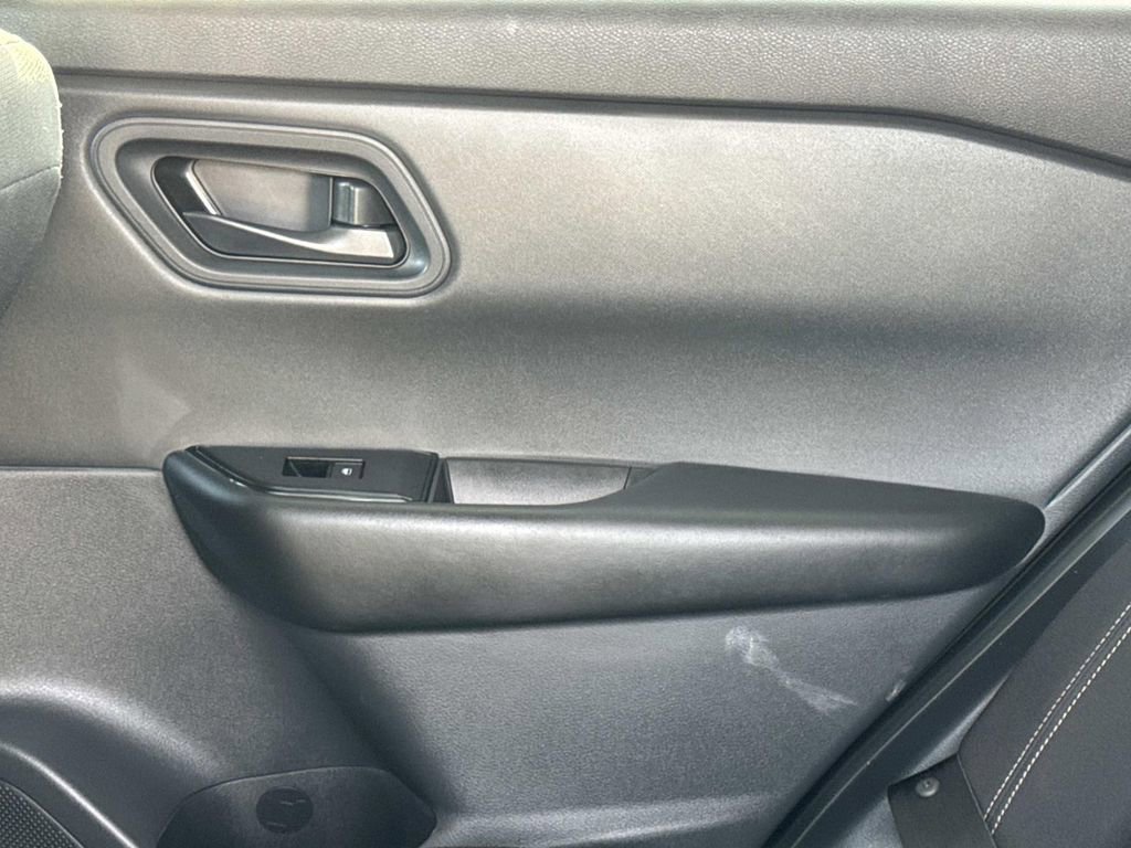 Used 2025 Nissan Rogue S image 15