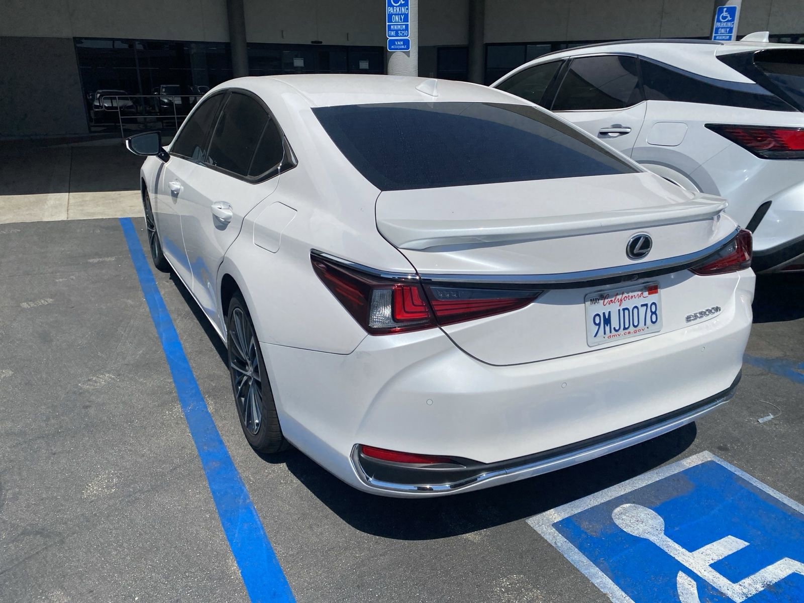 Used 2024 Lexus ES 300h w/ Premium Package FWD image 4