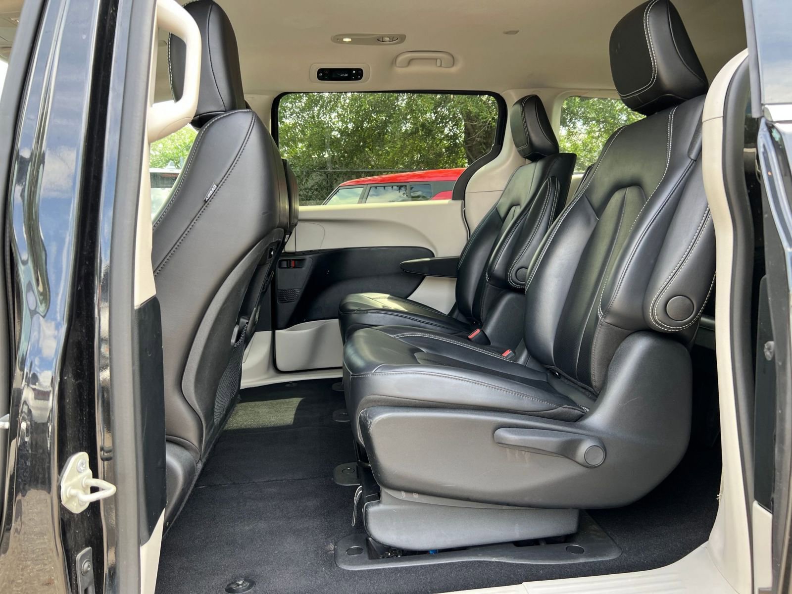 Used 2023 Chrysler Pacifica Touring-L image 32