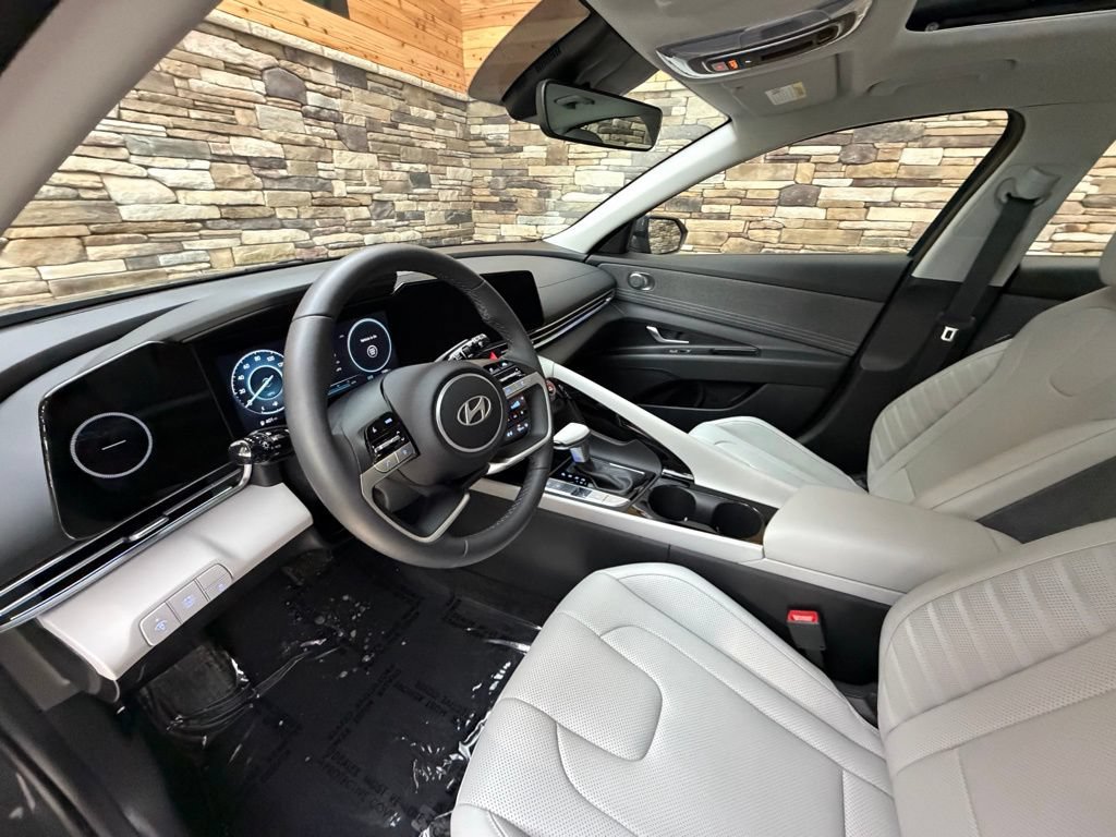 Used 2025 Hyundai Elantra Limited FWD image 10