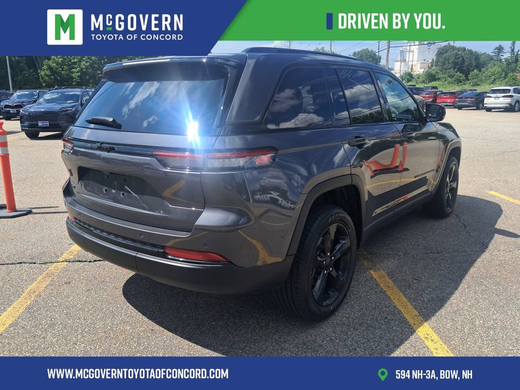Used 2025 Jeep Grand Cherokee Altitude AWD/4WD image 3