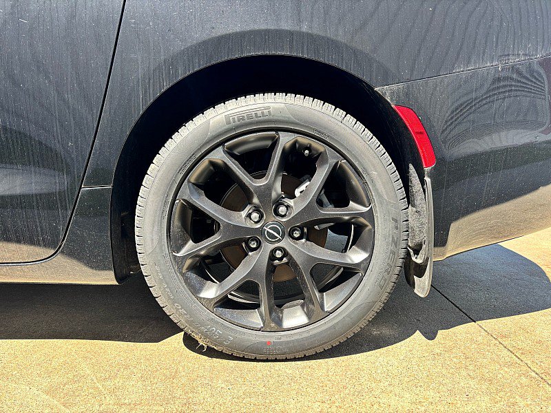 New 2026 Chrysler Pacifica Limited w/ S Appearance Package FWD image 8