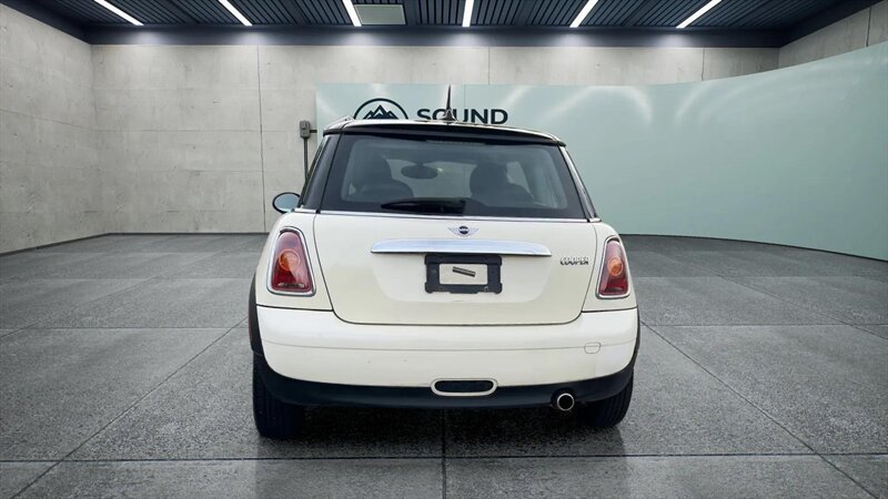 Used 2010 MINI Cooper Hardtop FWD image 4