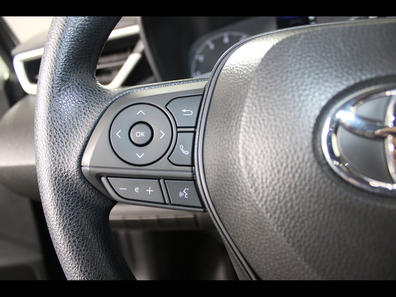 Used 2025 Toyota Corolla LE w/ LE Premium Package FWD image 20