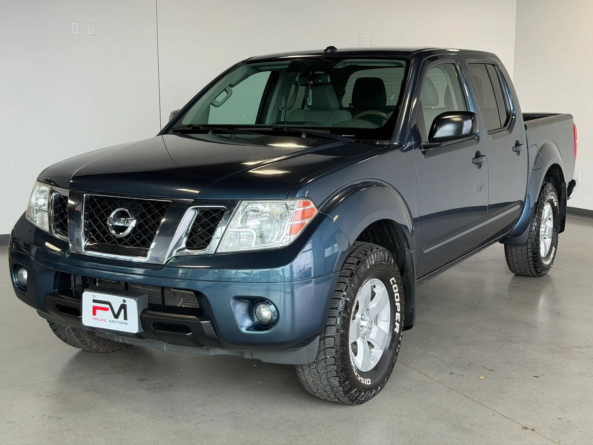 Used 2013 Nissan Frontier SV w/ SV Value Truck Pkg AWD/4WD image 3