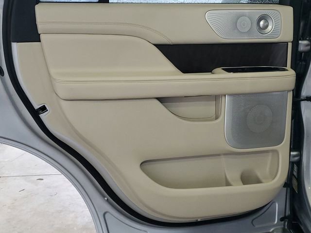 Used 2021 Lincoln Navigator Reserve w/ Luxury Package image 25