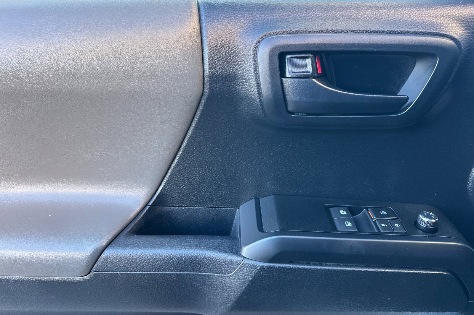 Used 2018 Toyota Tacoma SR image 11