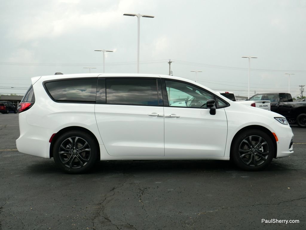 New 2026 Chrysler Pacifica Select image 15