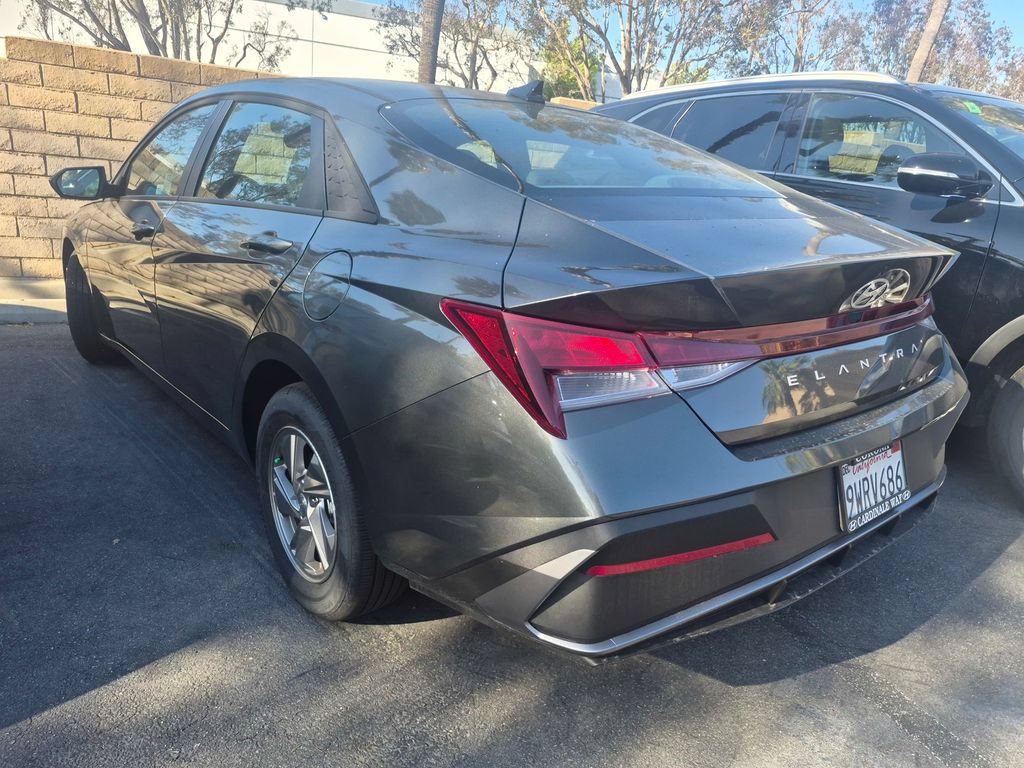 Used 2026 Hyundai Elantra SE FWD image 5