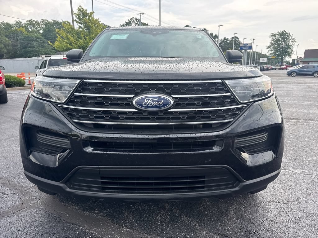 Used 2024 Ford Explorer XLT AWD/4WD image 3